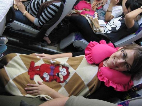 Im Nachtbus mit super modischer Nackenstuetze und Garfield-Decke