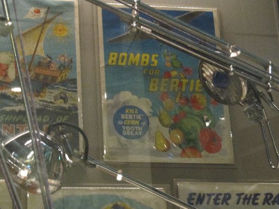 Bombs for Bertie - das ist ja mal eine Antikaries Werbung!