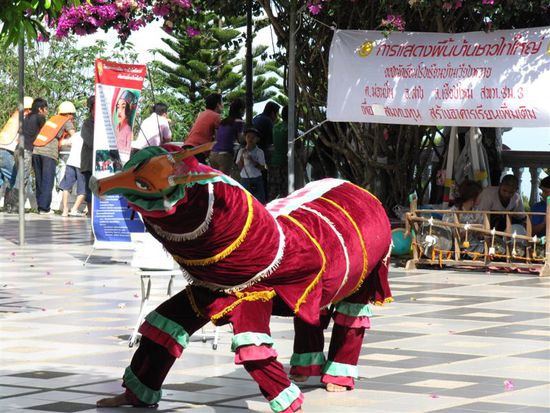 Kinder sammeln fuer das Buddhistenzentrum indem sie allerhand Auffuehrungen machen