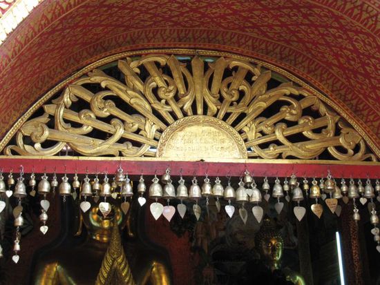 An diesen Glocken werden Goldblaettchen mit "Wuenschen" befestigt.