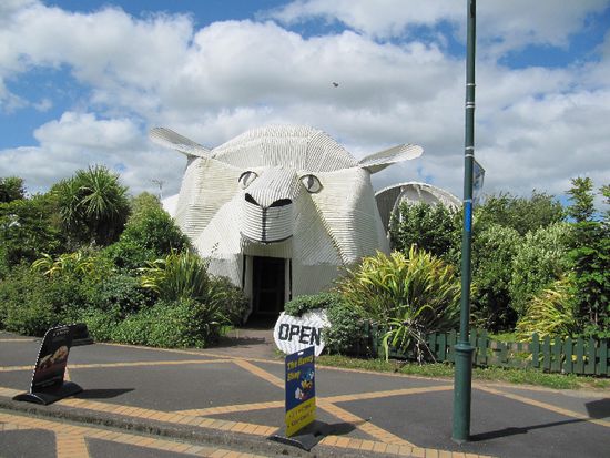 Kleiner Zwischenstopp in Tirau (eigentlich Umweg) nur um den als Schaf verkleideten Wollladen zu sehen