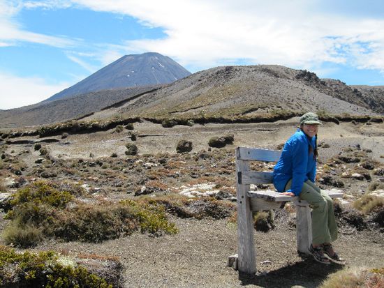 Bin ich so klein oder die Bank so hoch? (Mordor im Hintergrund)