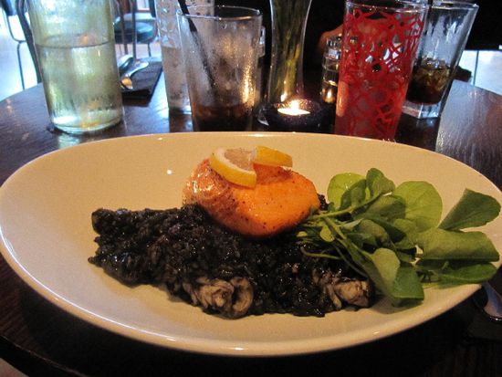 Yum! Lachs auf Tintenfischrisotto ...mit Tinte