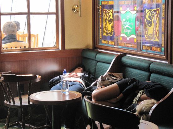 kein Irish Pub fruehmorgens...Gaeste auf der Faehre 