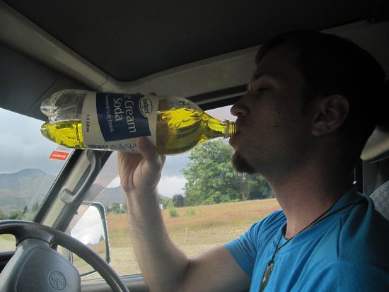 Wieder mal eklige Lebensmittel ausprobieren. Heute im Angebot: Limo mit Eisgeschmack, die ausschaut wie Speiseöl...würgh