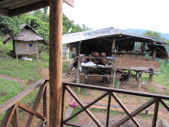 Kueche und Wohnhaus der Familie von unserem Haus aus gesehen