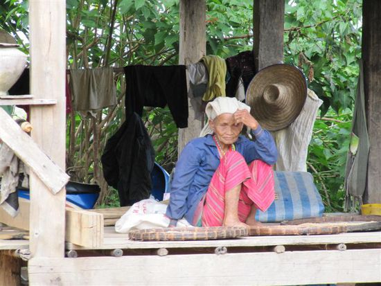 Typische Karen-Frau. In dem Dorf wo wir uebernachteten lebten 54 Familien.