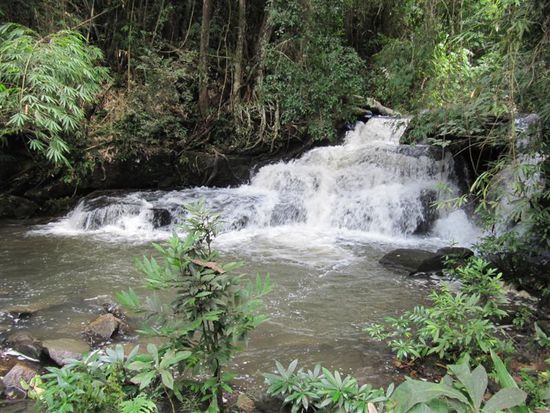 Und gleichmal Kurztrip runter zum Wasserfall. Duschen, was sonst. Mit Shampoo. Aufgrund der Stroemung allerdings gar net so einfach.