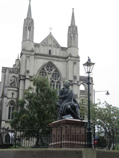 St. Pauls Cathedral mit Robert Burns (Stadtgründer)