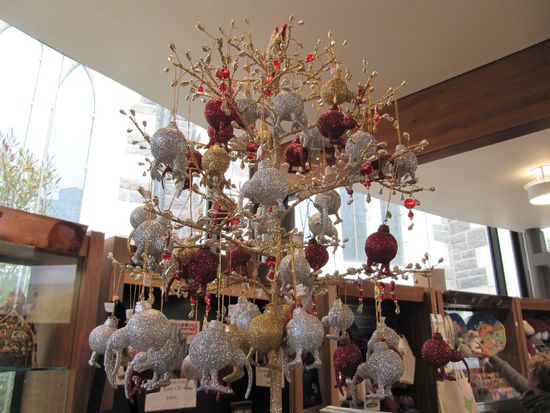 hmm..das is ja wohl der furchtbarste weihnachtsschmuck, den man sich vorstellen kann