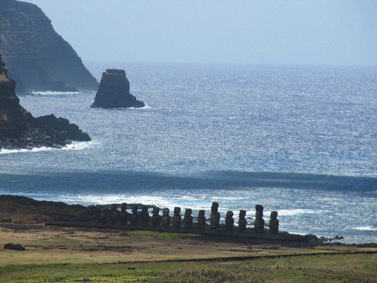 die 15 Moai vom Steinbruch aus gesehen