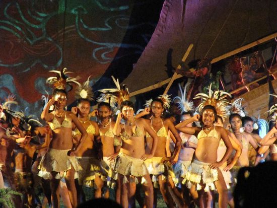 die Kindergruppen performen 