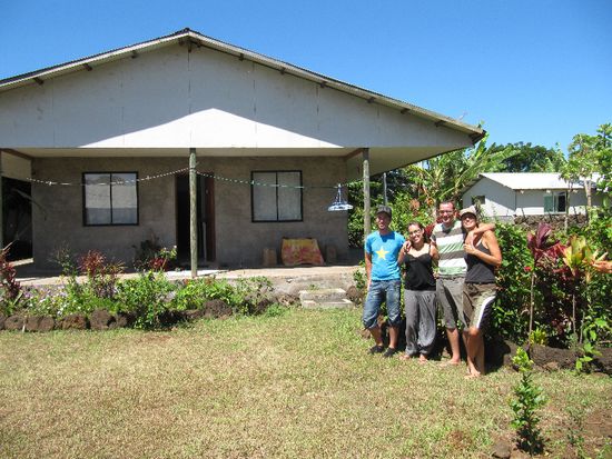 Mit dem schweizer Pärchen vor unserem Haus