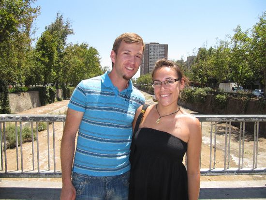 unterwegs haben wir Philippe getroffen und er hat dieses tolle Bild von uns vorm dreckigsten Fluss aller Zeiten gemacht