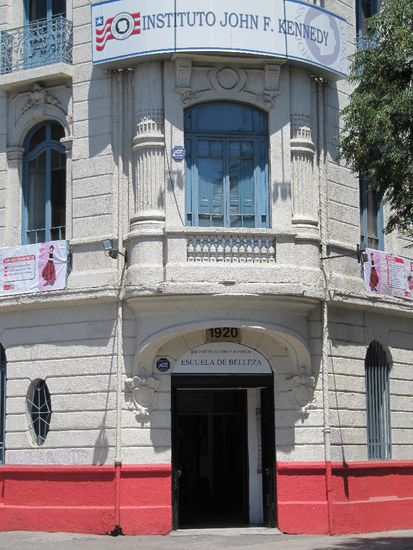 Interessant, das J.F.K. Institut beherbergt eine Kosmetikschule...was würde das Bill Clinton Institut beherbergen?