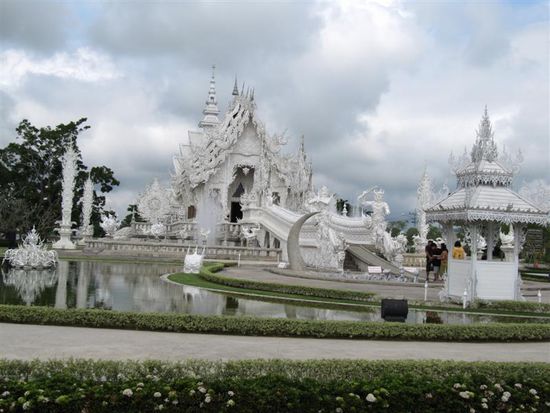 White Temple - der groesste Kitschtempel den es gibt auf Erden, von einem thailaendischen Kuenstler gestaltet