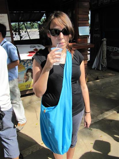 Me in Laos. Mit superstylischer Beuteltasche, natuerlich in tuerkis...da passt soooo viel rein. Und die extrem coolen Trinkwasserbecher mit Aluverschluss sind auch ein Foto wert.