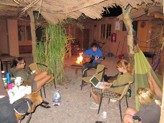 So stellt man sich Lagerfeuerromatik vor oder? Mit Laptop und mit Ruecken zum Feuer? 