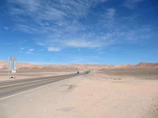 hier sind wir entlang geradelt und dann rechts beim Huegel abgebogen