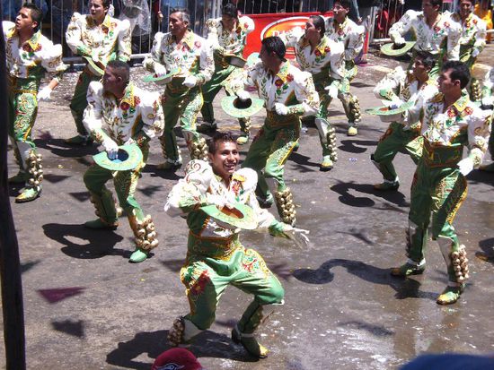 wenn wir ordentlich jubelten und sagen, drehten sich die TänzerInnen zu uns und warfen auch mal einen Hut in die Menge (musste aber retouniert werden)