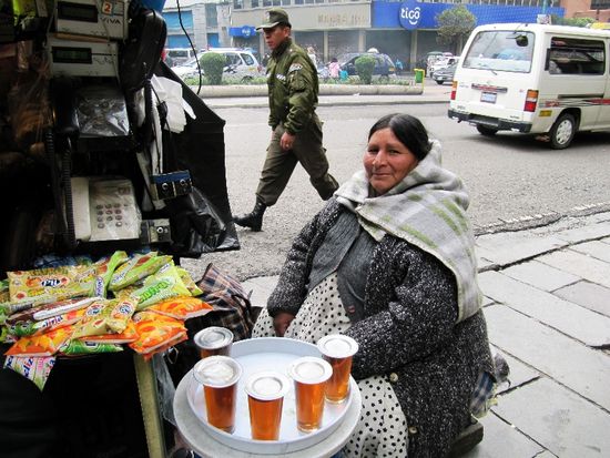 Nachdem ich ihr ein paar Taschentuecher abgekauft hab, hat sie sich fotografieren lassen  Das Getraenk haben wir uebrigens auch probiert
