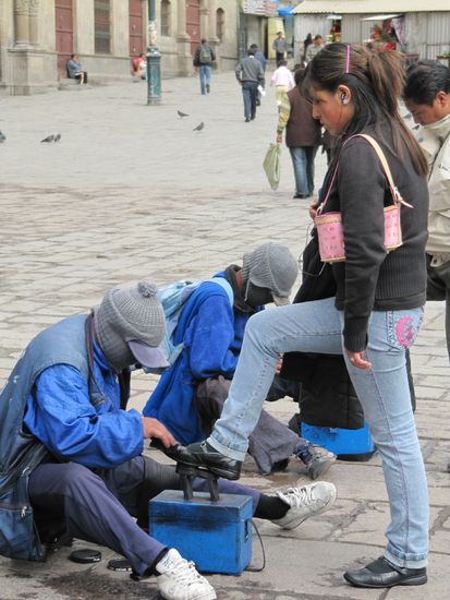 Schuhputzer mit Schimasken...typisch