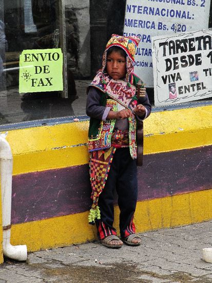 Kleiner Junge, der mit seiner Gitarre fuer ein paar Bolivianos spielt