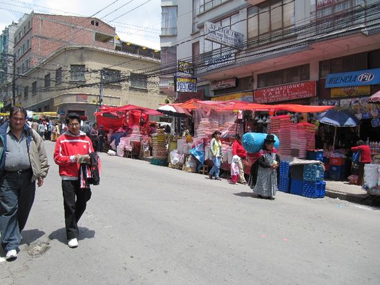 siehe rechts im Bild - Was ist das? Eine Riesenextrawurst? (= Fleischwurst fuer die deutschen LeserInnen)
