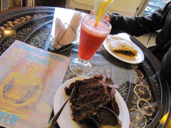 Endlich Mal Torte - das letzte Mal hat die Bedienung meine Bestellung fallen lassen! Und es war das letzte Stueck Schwarzwaelder!!!
