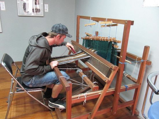 Andi versucht sich schon mal im Weben