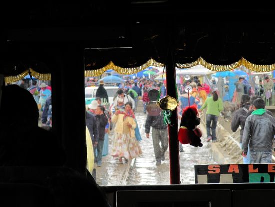 beachtet mal die Schienen vor dem Bus!!!
