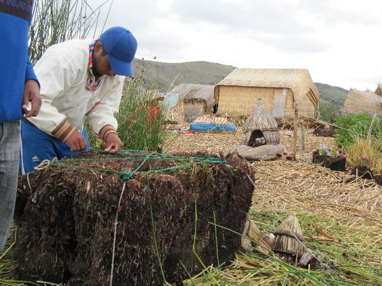 das ist drunter bei den floating Islands, und dann wirds zusammengebunden bevor das Schilf draufkommt