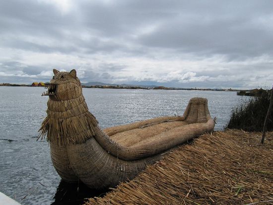 der Mercedes (wie die Touri-gewohnten Uros sagen) unter den Booten. Vorne dran ist uebrigens ein Pumakopf