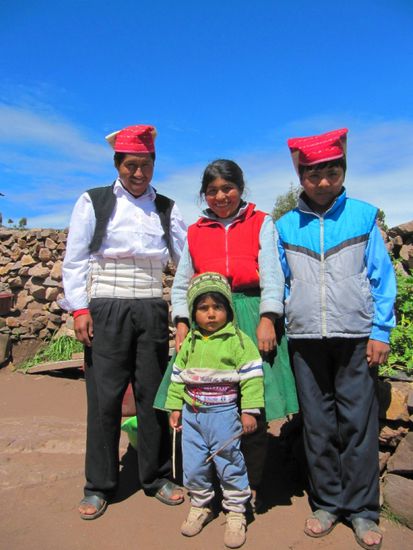 die  Familie: Selso mit Johanna und dem kleinen Wilfredo, Neffe Santos rechts