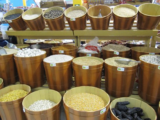 neulich im Supermarkt...das was wie Steine ausschaut is wieder einer der 150 Kartoffelsorten hier 