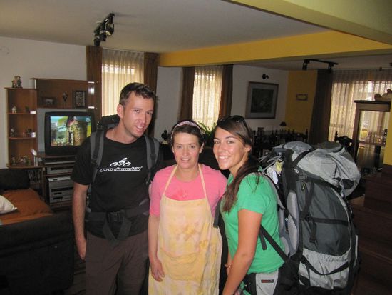 Beim Gepäckabholen mit Gastmama Marina