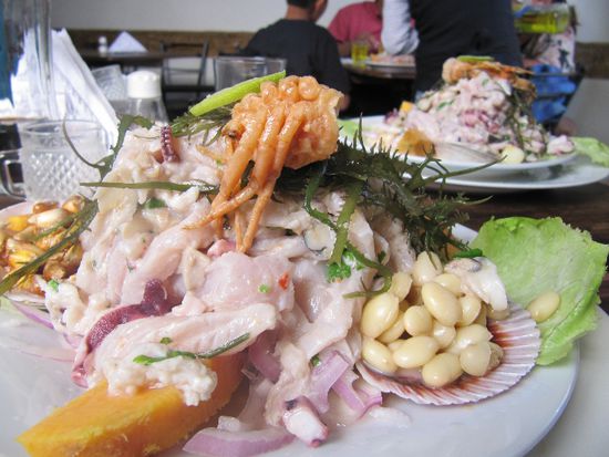 Ceviche mixta el Paisa (das orange vorn is eine Kartoffel!)