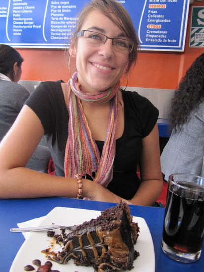 hat das Ähnlichkeit mit Schwarzwälder Kirsch? Net oder? Selva negra (schwrzer Urwald) war leider schon aus  Aber das Riesentrum für 1,50 € is a Wahnsinn