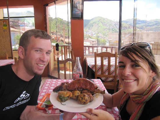 Andi hatte das Meerschweinchen aus dem Ofen. Ein Gast bot sich zum Foto machen an 