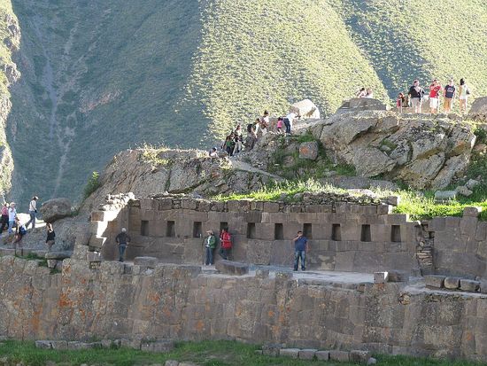 die schrägzulaufenden Steine machen erdbebensicher