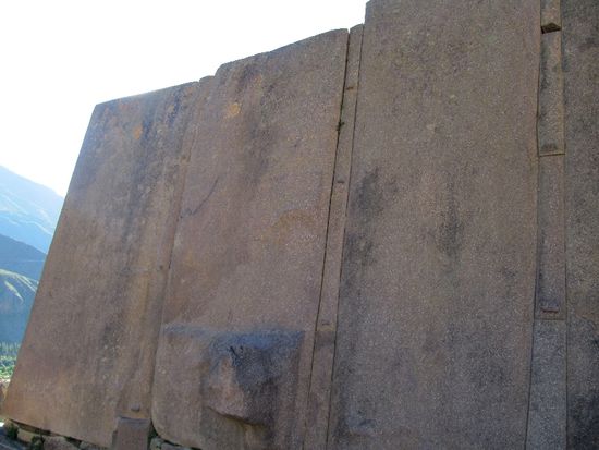 Sonnenkalender mit expansion stones zwischen drin. Jede große Steintafel ist eine Jahreszeit, der riesen Knubbel war mal ein Pumakopf. Wird er angescheint, ist eben grad...Sommer oder so.  Übrigens ist der Regenbogen das Symbol der Inka
