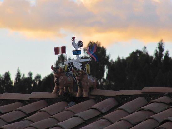 die Stiere auf den Dächern sind fast überall zu finden und schützen die Häuser...naja, besser als Lamaföten