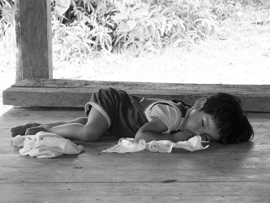 vergessen...während die anderen schwimmen, schläft der Kleine 100 m weiter allein (20 Schritte von einer Klippe entfernt!)