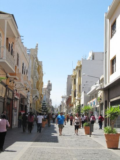 nette Fußgängerzone, und das erste Einkaufszentrum!!! seit langem