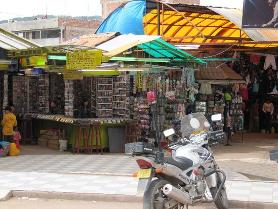 noch ein letztes Foto om Molinas: Raubkopien und Polizeimoped - kein Problem