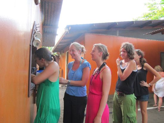 erwartungsvoll vor der Essensausgabe