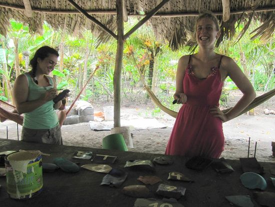 Jané und Minnie beim Schilder bemalen für die Hatchery