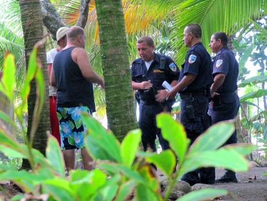 Robert und Alex (Hintergrund) mit den Cops