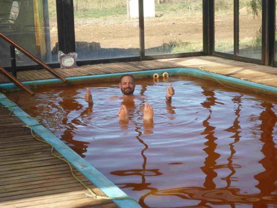 Das Bad im warmen Wasser nach einem kalten und nassen Tag erweckt die Lebensgeister wieder