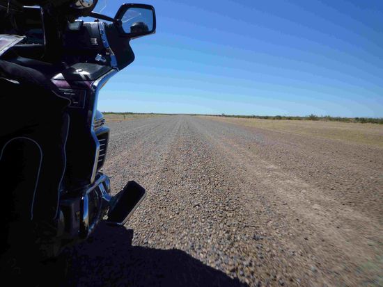 Schotterpiste - Herausforderung für Arno und Wing